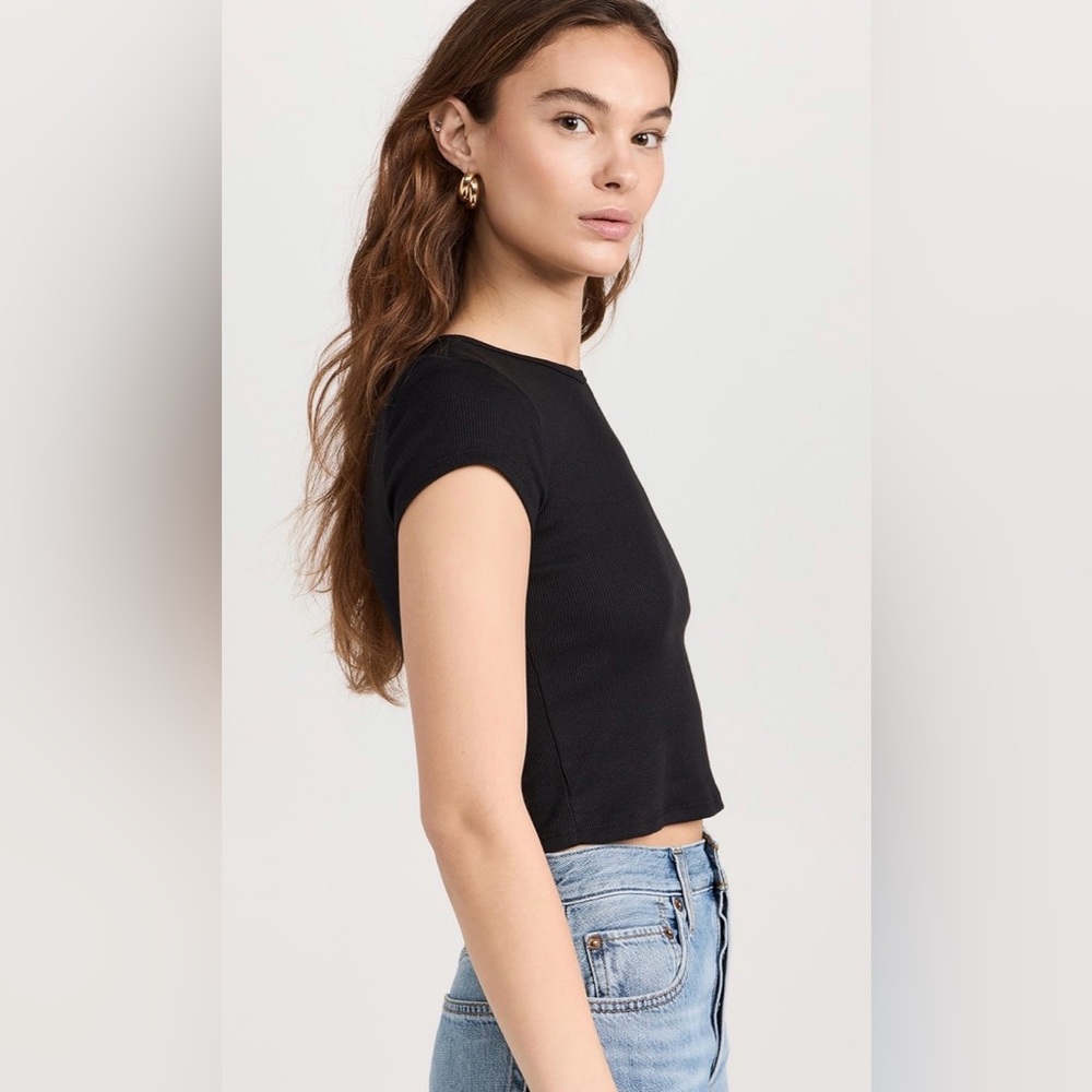 SOLD ****Reformation simple plain black short sleeve ribbed cropped top M - Picture 3 of 10